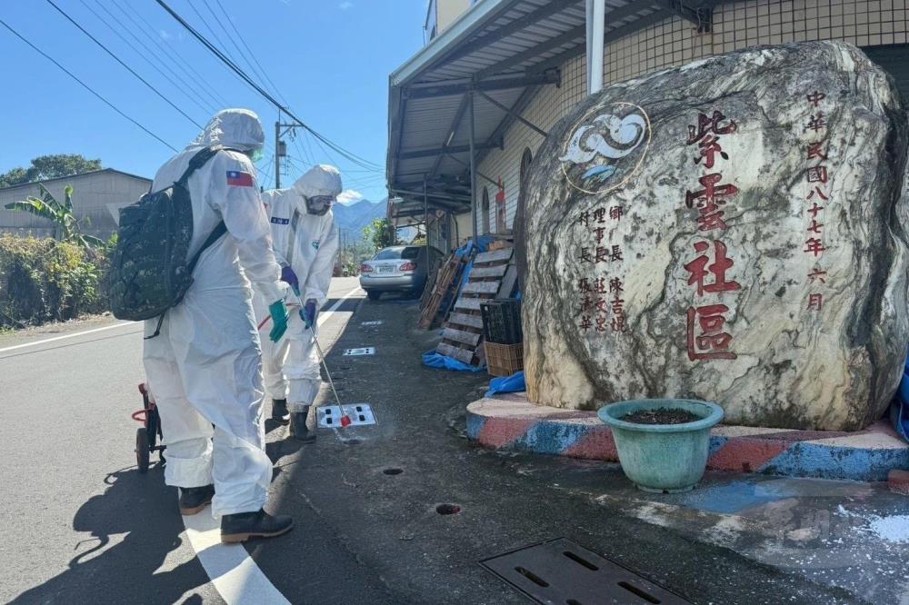 第五作戰區持續派遣化學兵部隊協助執行公共區域消毒作業。(第五作戰區提供) 第五作戰區持續派遣化學兵部隊協助執行公共區域消毒作業。(第五作戰區提供)