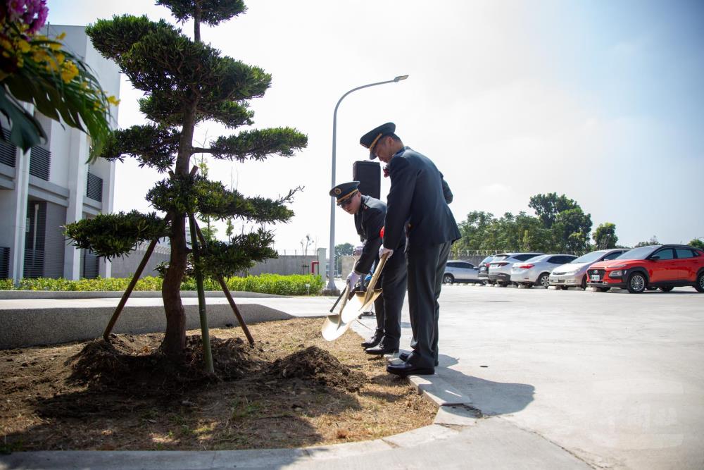 「國軍雲林財務組虎尾營區」植樹儀式，象徵單位扎根發展、深耕使命，為單位發展奠定穩固基礎。（軍聞社記者江騏安攝）