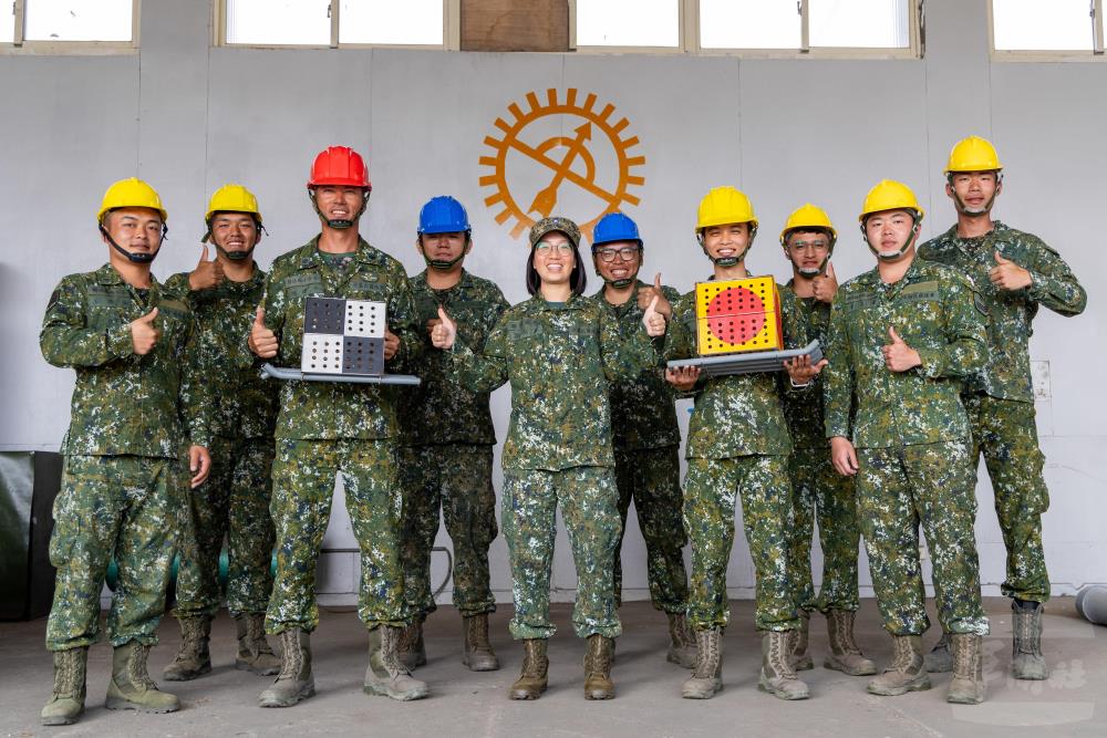澎湖聯保廠靶船製作小組。（軍聞社記者蔡枋澐）