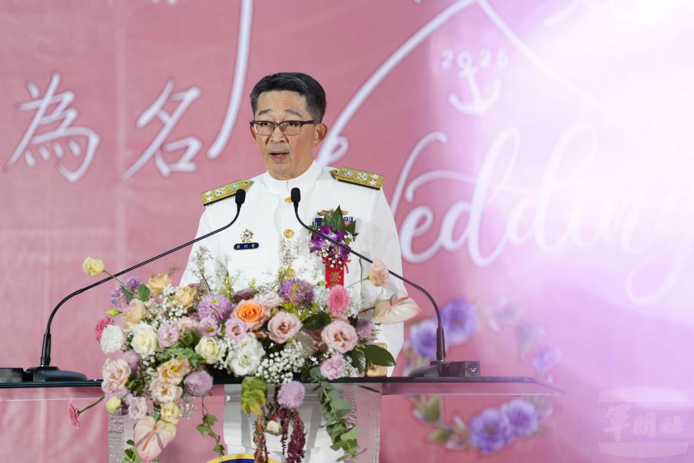 敖副司令祝福新人們一起成為彼此最美麗的見證。（軍聞社記者林庭暉攝）