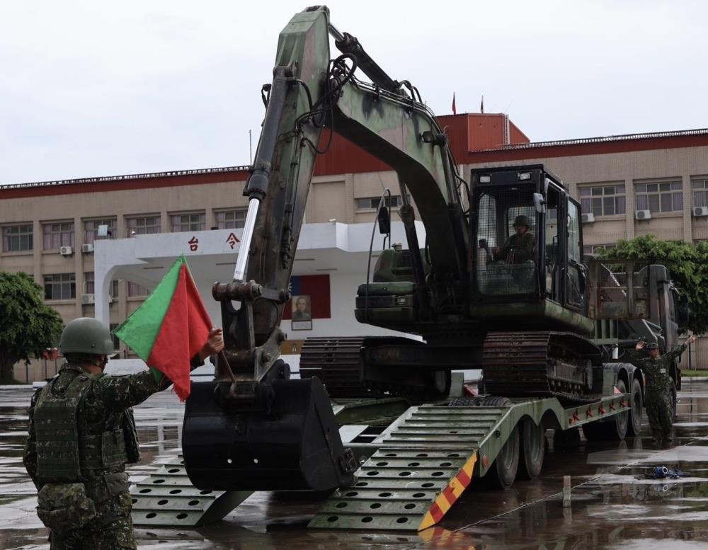 陸軍54工兵群執行工兵裝備上板作業。（第四作戰區提供）