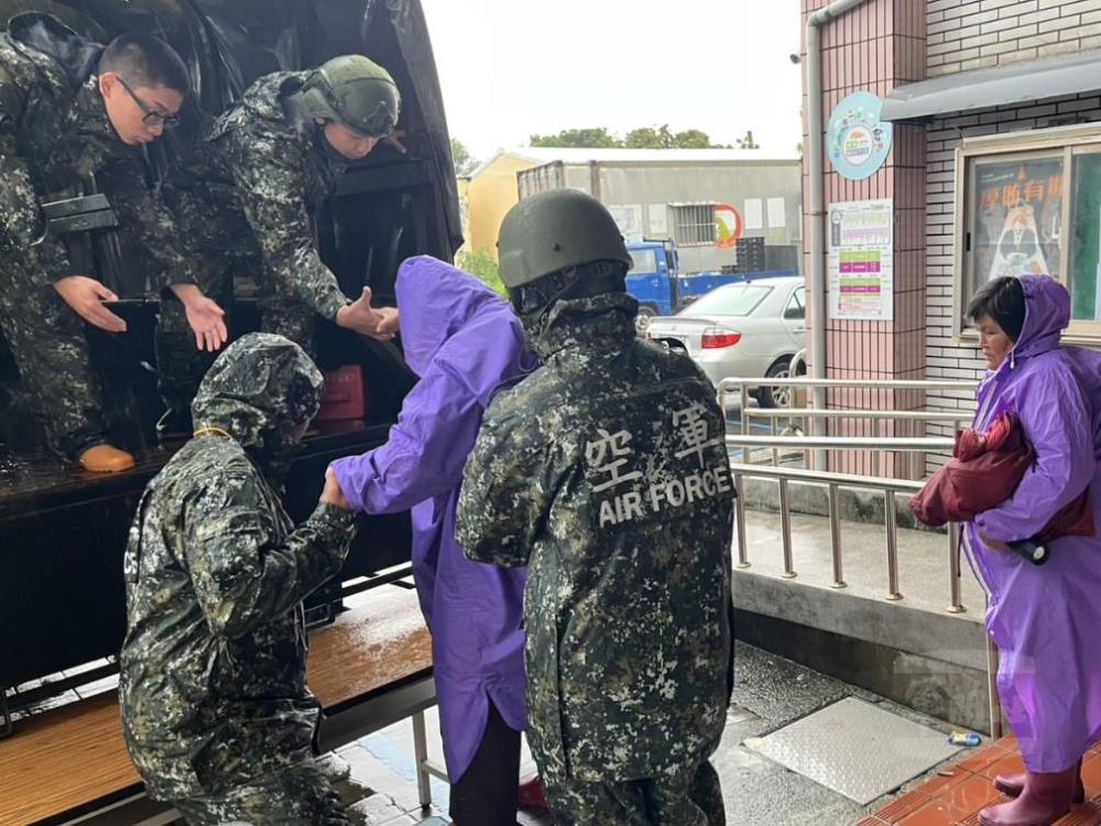 空軍防訓中心協助屏東枋寮鄉居民預防性撤離。（第四作戰區提供）