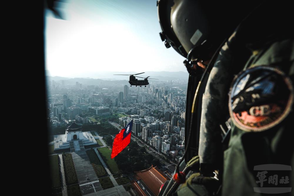 CH-47SD直升機吊掛巨幅國旗。（軍聞社記者劉哲宇攝）