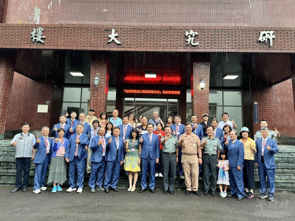 敬軍團前往國防大學敬軍慰問。（國防大學提供）