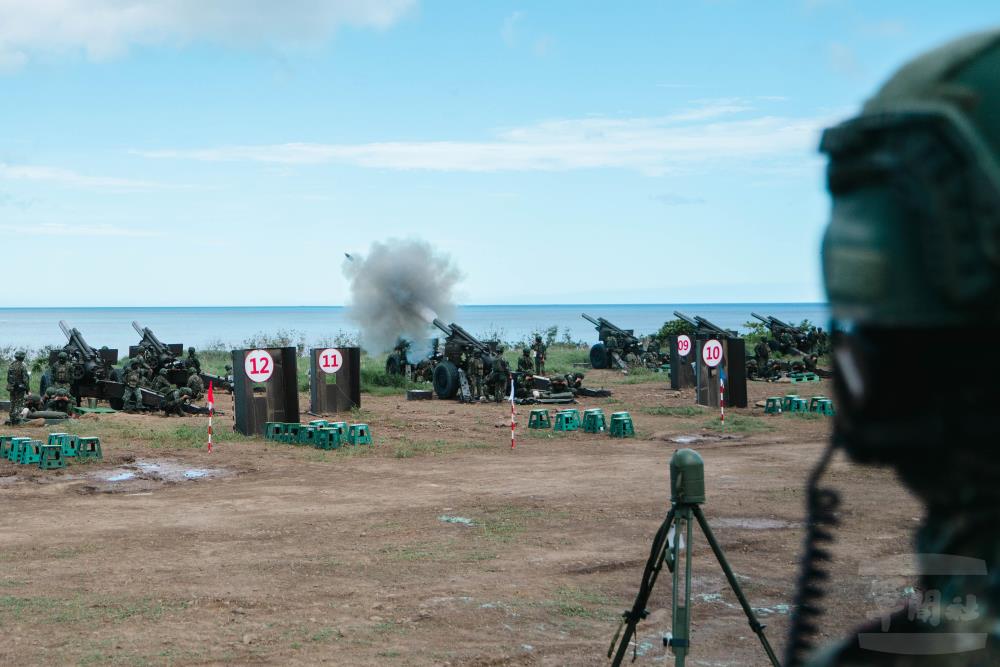 官兵透過實彈射擊，精進指揮管制及射擊協調效能。（軍聞社記者林庭暉攝）