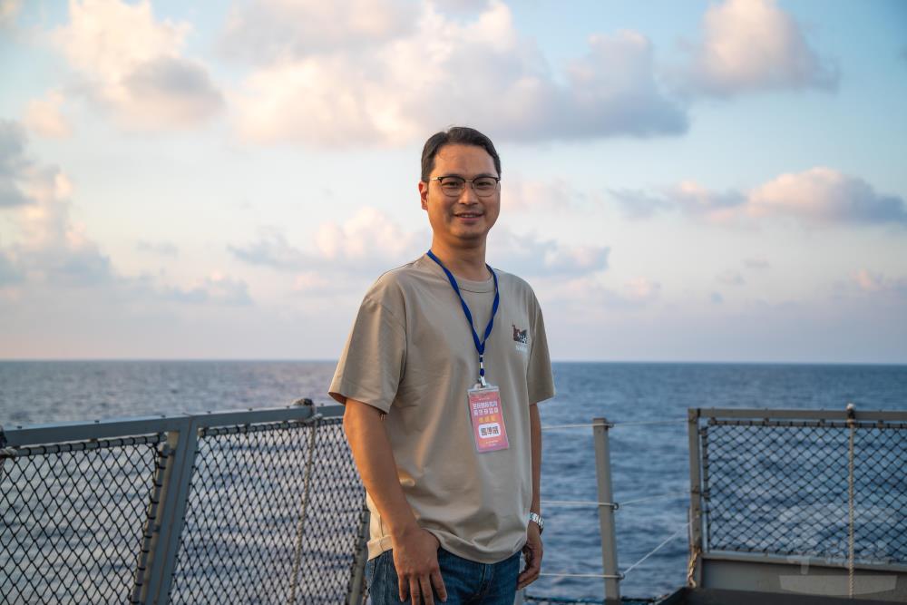 淡江大學國際事務與戰略研究所助理教授馬準威航程期間在甲板上留影紀念。（軍聞社記者王進福攝）