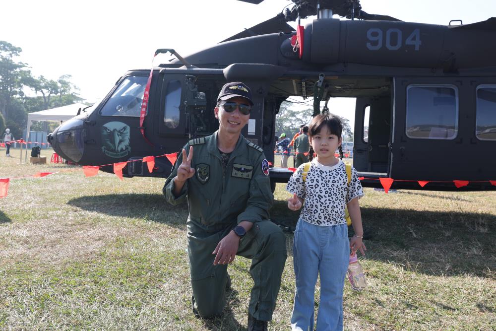 民眾與直升機飛行員合影。（軍聞社記者林澤廷攝）