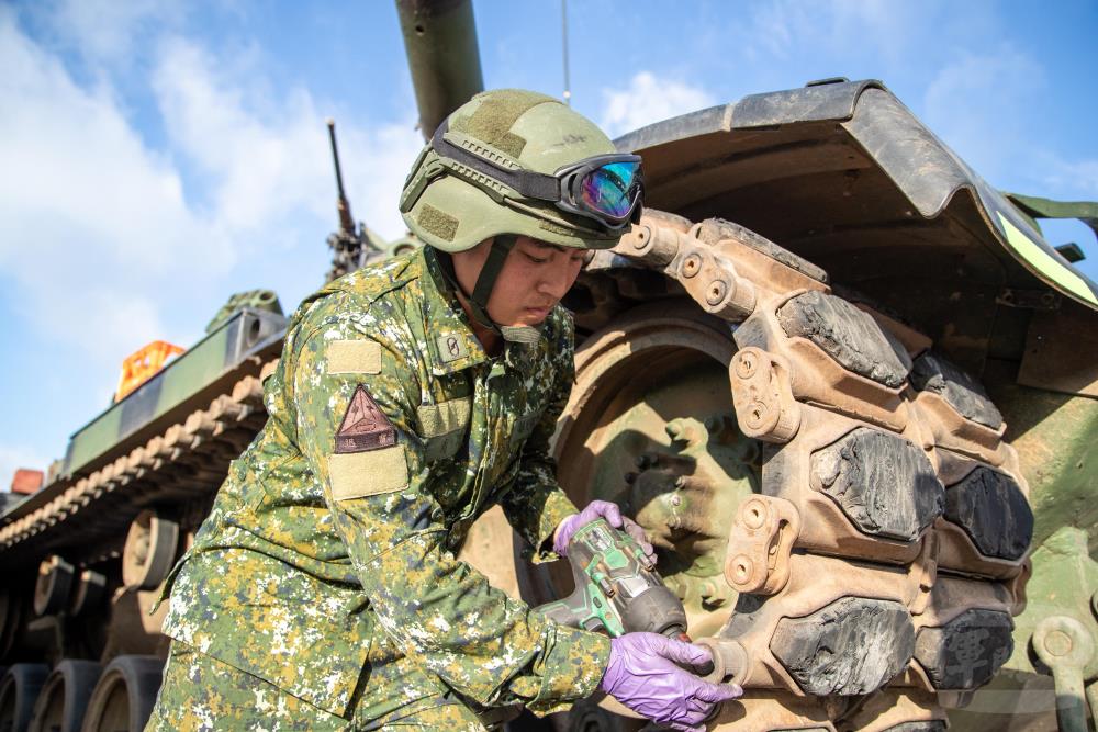 官兵針對機動車輛檢修整護。(軍聞社記者王進福攝) 官兵針對機動車輛檢修整護。(軍聞社記者王進福攝)