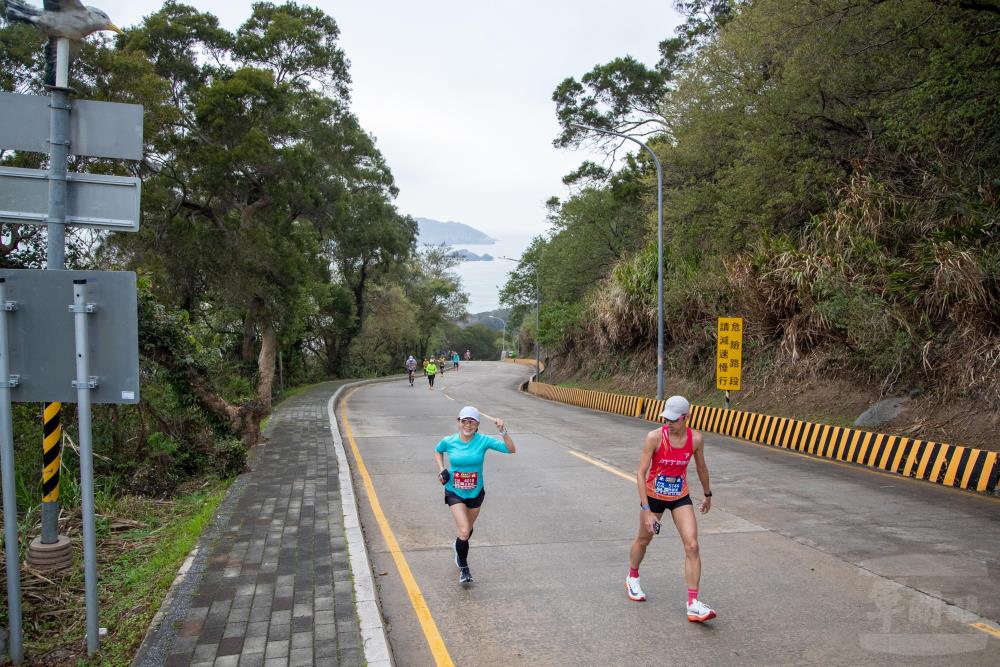 馬拉松賽道設計結合北竿地形特色，跑者在每一個轉彎處都能看見山海交織的壯麗景色。（軍聞社記者王進福攝）