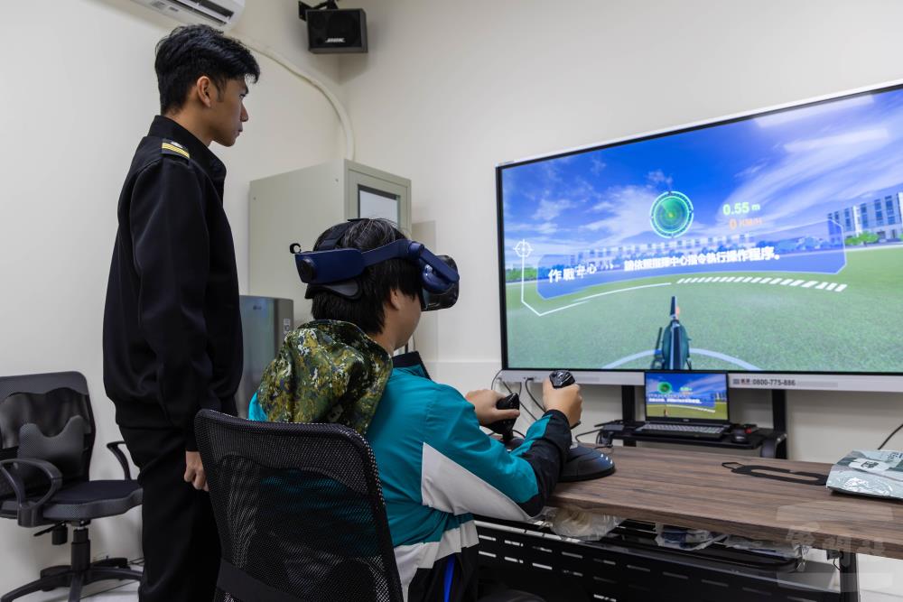 學員體驗簡易型無人機模擬器。（軍聞社記者蔡枋澐攝）