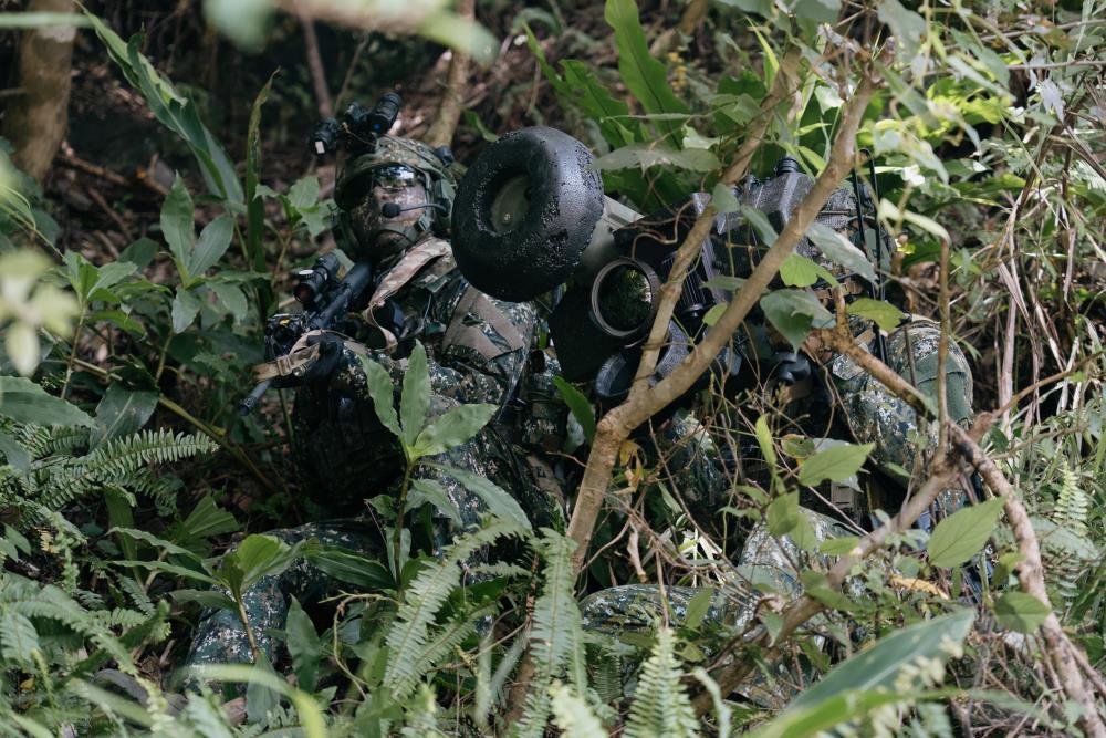 特戰官兵運用標槍飛彈鎖定敵車輛，確保交通要道暢通。（軍聞社記者陳彥樺攝）