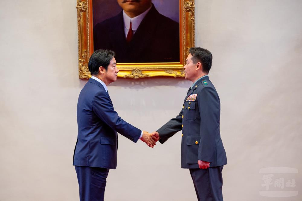 賴總統與籃少將握手致意。（軍聞社記者王進福攝）