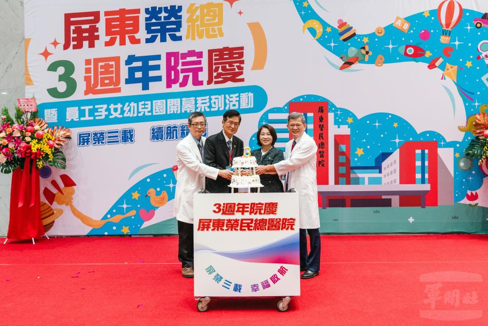 嚴主委與嘉賓共同切生日蛋糕。（軍聞社記者林庭暉攝）