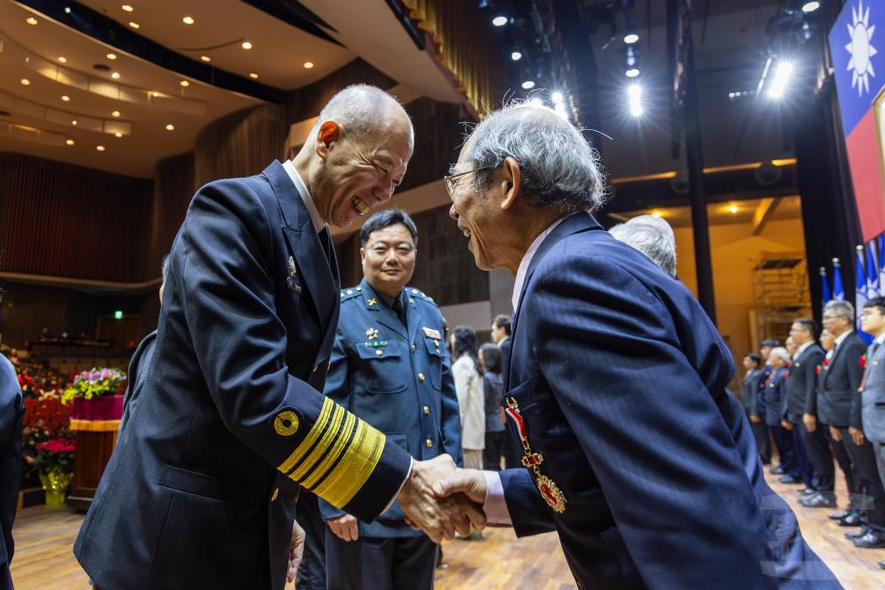 梅總長頒獎表揚年度績優人員。（軍聞社記者蔡枋澐攝）