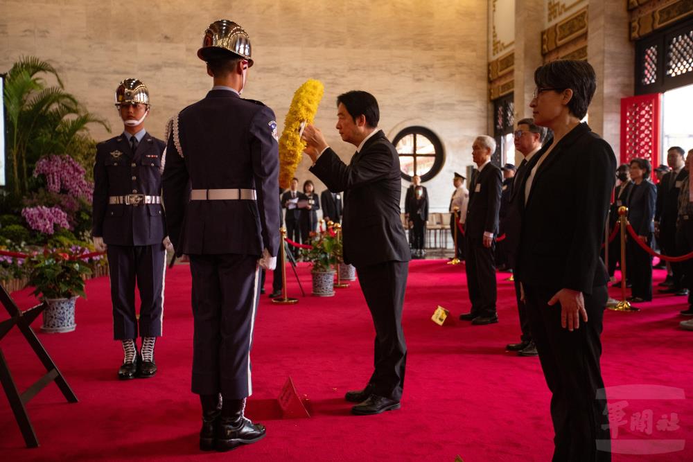 賴總統向各民族先祖及國民革命烈士之靈位獻花。（軍聞社記者王茗生攝）