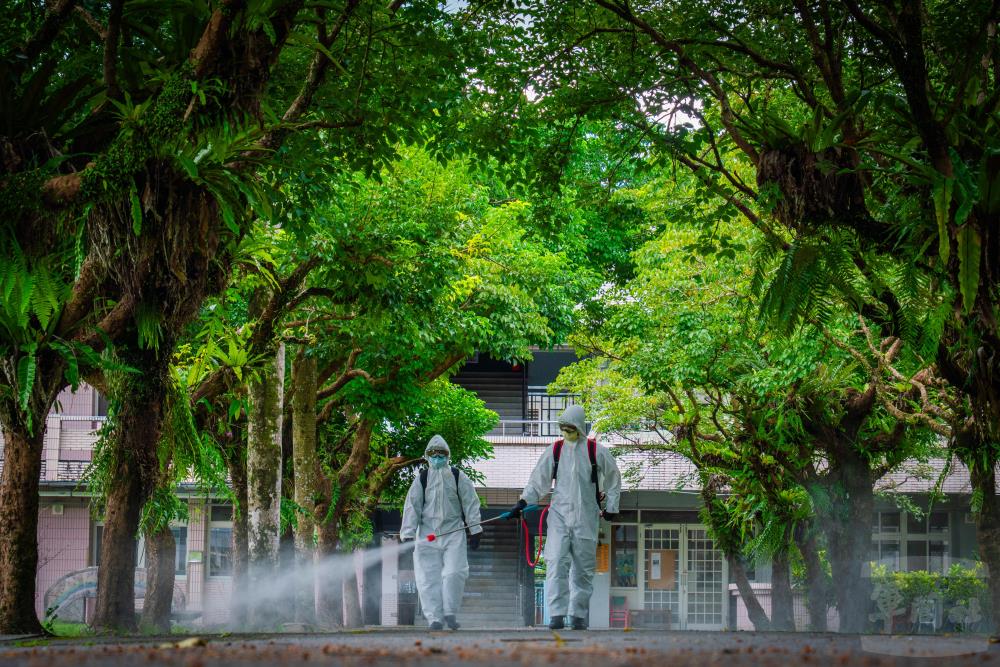 化學兵群實施環境消毒作業。（軍聞社記者薛皓文攝）