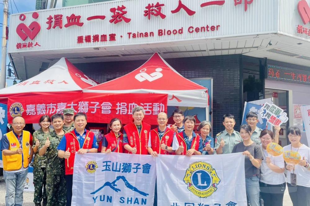 為展現國軍積極推動全民國防、關懷社會的精神,陸軍南測中心日前與嘉友電子股份有限公司攜手舉辦「招募暨捐血活動」。(南測中心提供) 為展現國軍積極推動全民國防、關懷社會的精神,陸軍南測中心日前與嘉友電子股份有限公司攜手舉辦「招募暨捐血活動」。(南測中心提供)