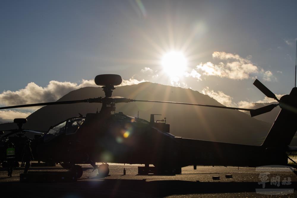 AH-64E阿帕契攻擊直升機待命起飛。（軍聞社記者吳柏融攝）