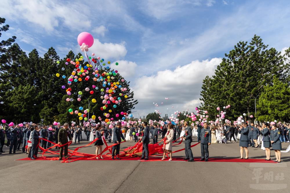 陸軍司令部舉辦民國114年「情定大漢，幸福永傳」聯合婚禮。（軍聞社記者蔡枋澐攝）