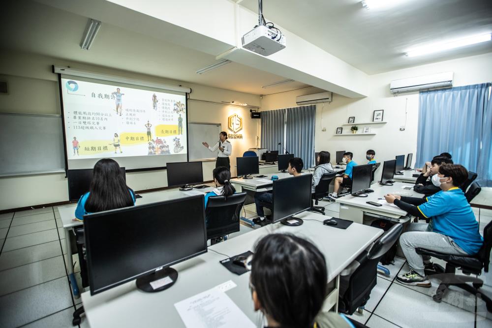 活動安排學生分享在軍校生活的點滴與心得。(軍聞社記者王茗生攝）