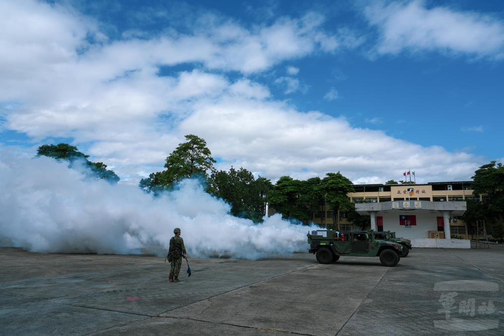 M56渦輪發煙車實施發煙作業,展現部隊扎實訓練成果。(青年日報提供) M56渦輪發煙車實施發煙作業,展現部隊扎實訓練成果。(青年日報提供)