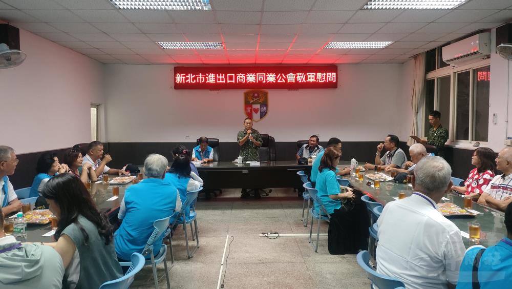 新北市進出口商業同業公會率敬軍團慰問金門駐軍。（軍人之友社提供）