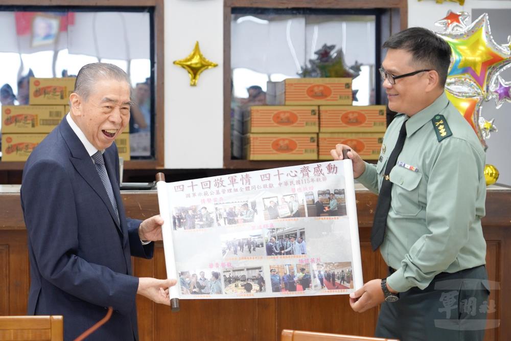 官兵回贈紀念品。（軍聞社記者呂尚俞攝）