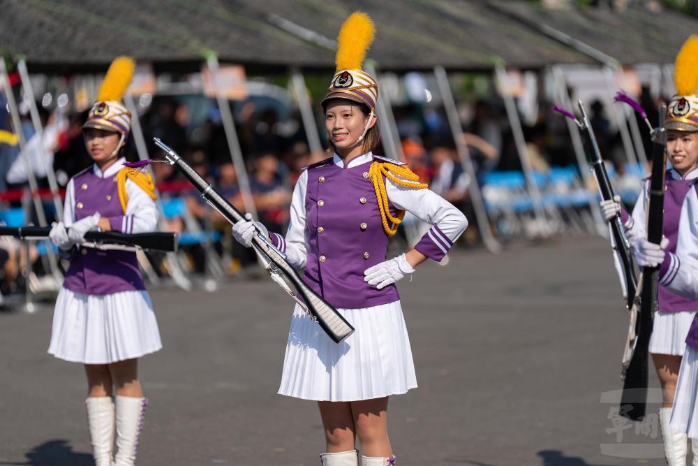 臺南女中以整齊隊形與精湛表演，獲得第三名佳績。（軍聞社記者林庭暉攝）