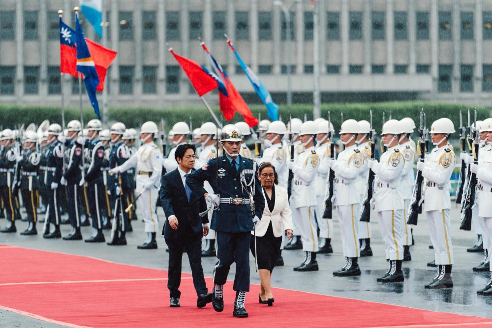 賴總統主持軍禮歡迎馬紹爾總統海妮　肯定邦誼成果