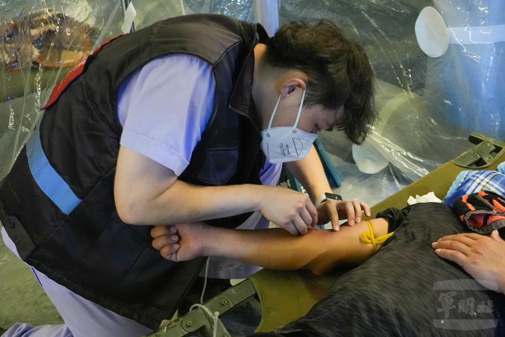 國軍高雄總醫院前進外科小組為民眾執行復甦作業。（軍聞社資料照片）