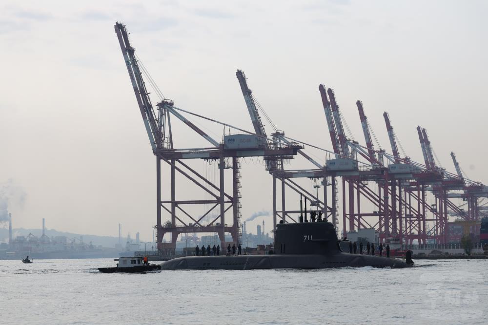 「海鯤軍艦」再度出海進行海測。（軍聞社記者林澤廷攝）