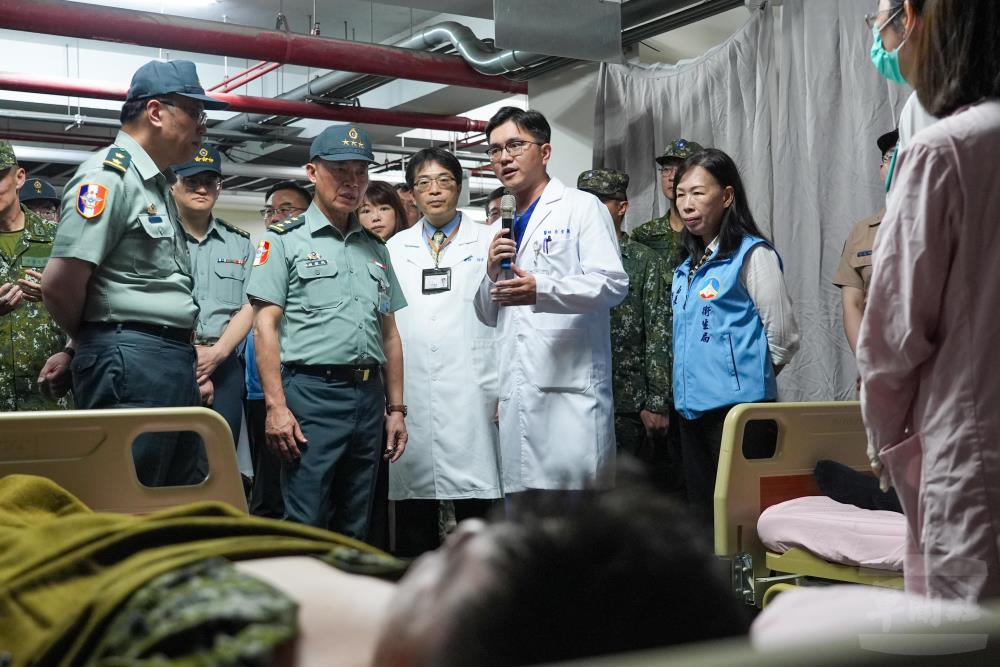 鍾副部長觀摩「衛福部金門醫院大量傷患應處」課目。（軍聞社記者陳傳奇攝）