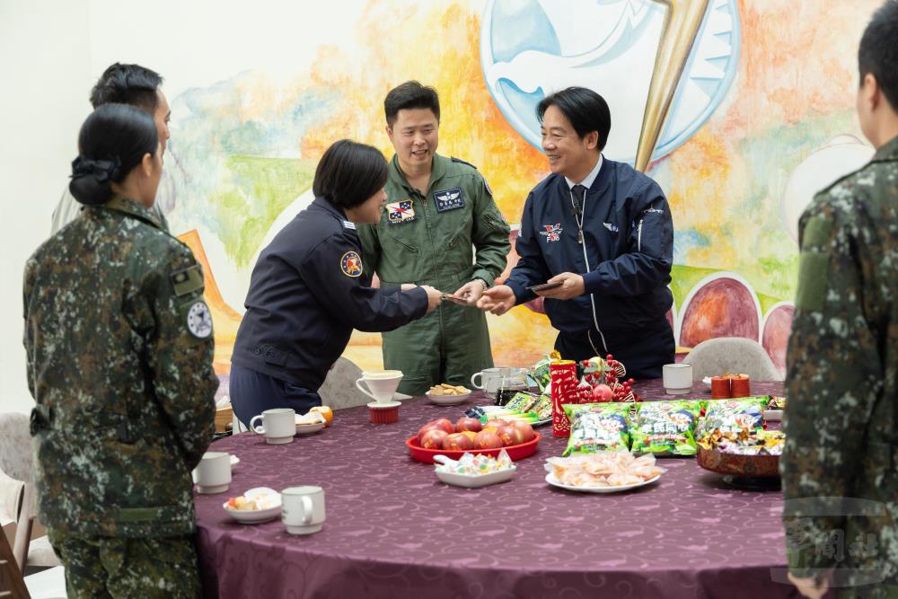 賴總統致贈官兵福袋。（軍聞社記者邱奕菖攝）