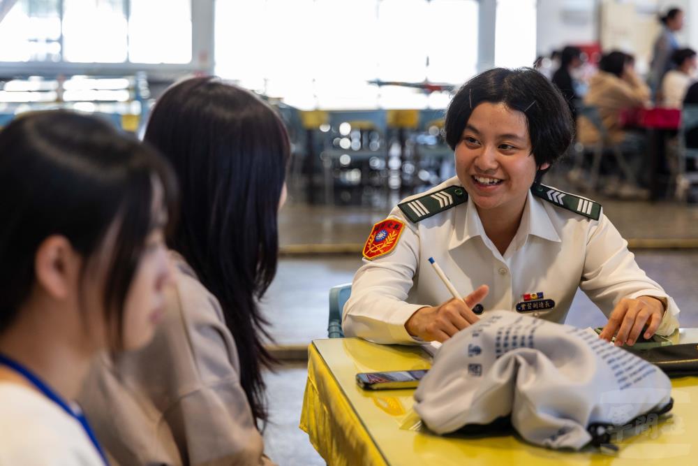 陸軍官校學生與青年學子分享軍校生活。（軍聞社記者蔡枋澐攝）