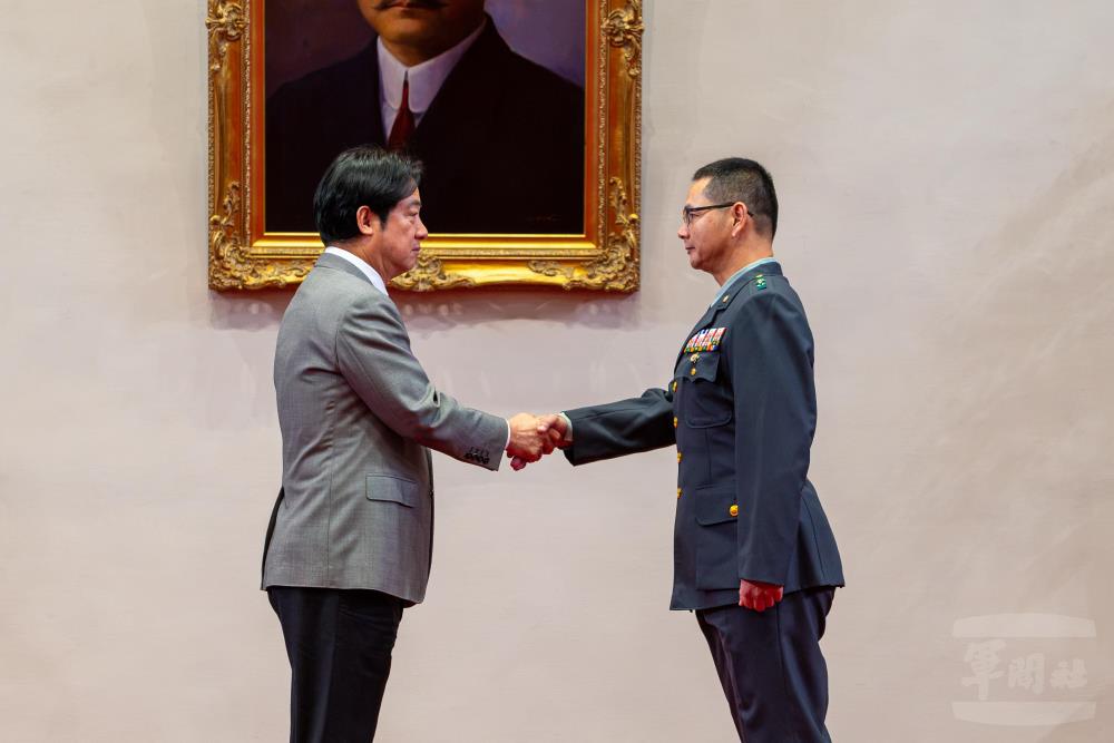 賴總統與李少將握手致意。（軍聞社記者尤昱翔攝）