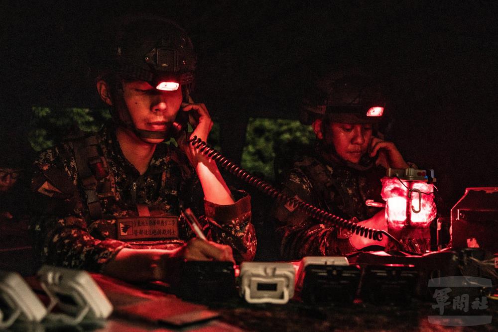砲兵部隊通聯修正彈著點。（軍聞社記者王茗生攝）