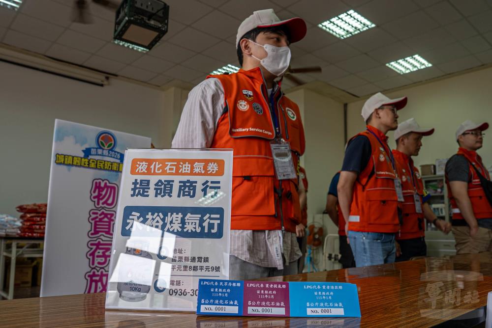 民生配售站發放提領券，分配液化石油氣。（軍聞社記者尤昱翔攝）