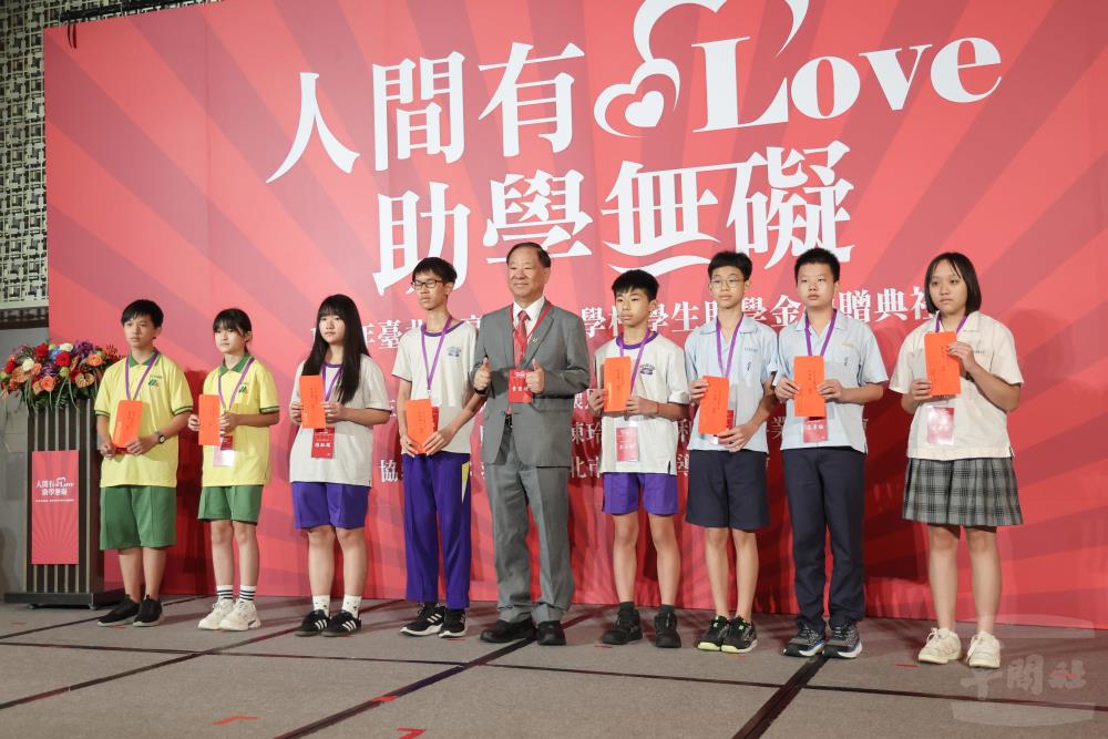 救國團主任葛永光與學生合影。（軍聞社記者蔡枋澐攝）