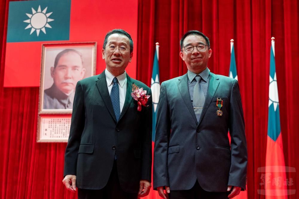 顧部長頒發獎章表揚績優幹部。（軍聞社記者蔡枋澐攝）