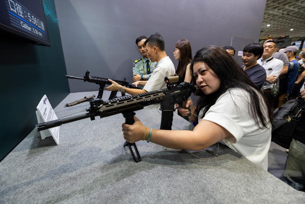 民眾親身感受國軍捍衛家園的實力。（軍聞社記者蔡枋澐攝）