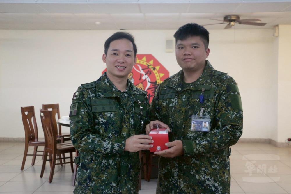 營長潘中校頒贈生日蛋糕予當月壽星。（關指部提供）