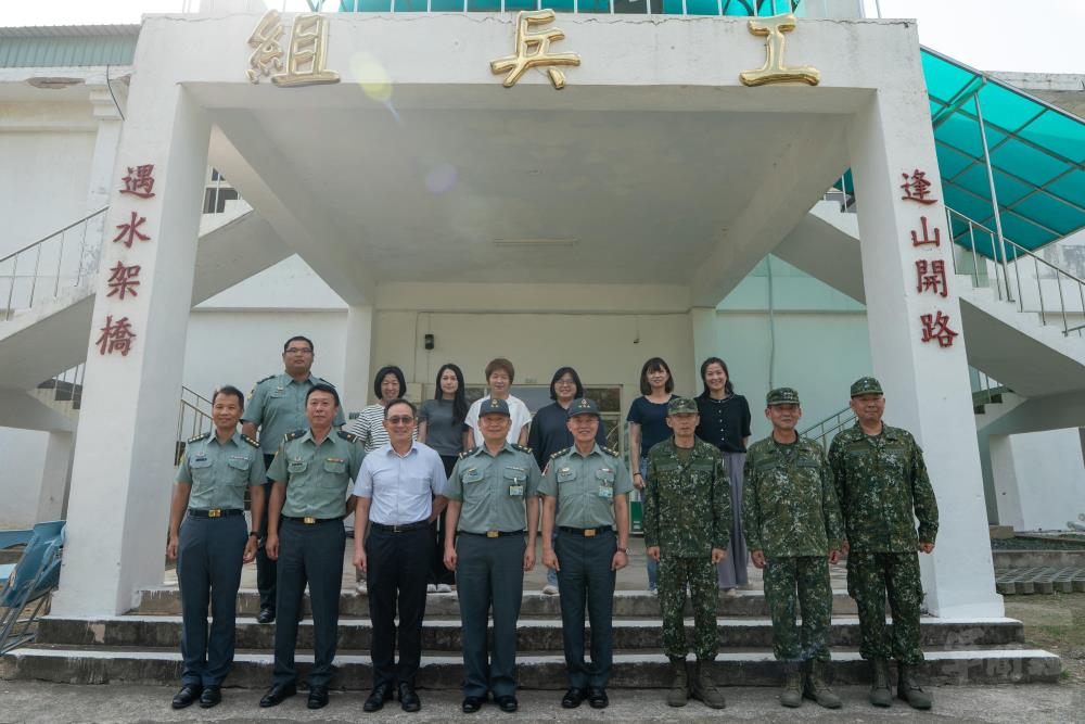 鍾副部長慰問軍備局金門分遣所同仁，肯定工作辛勞。（軍聞社記者陳傳奇攝）