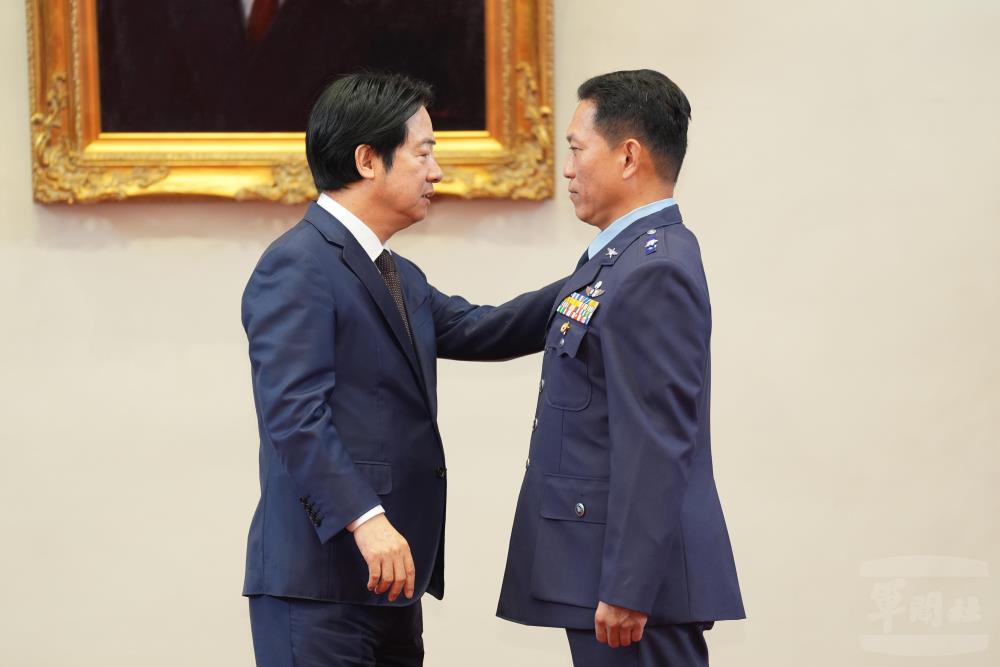 賴總統為朱少將授階。（軍聞社記者陳彥樺攝）