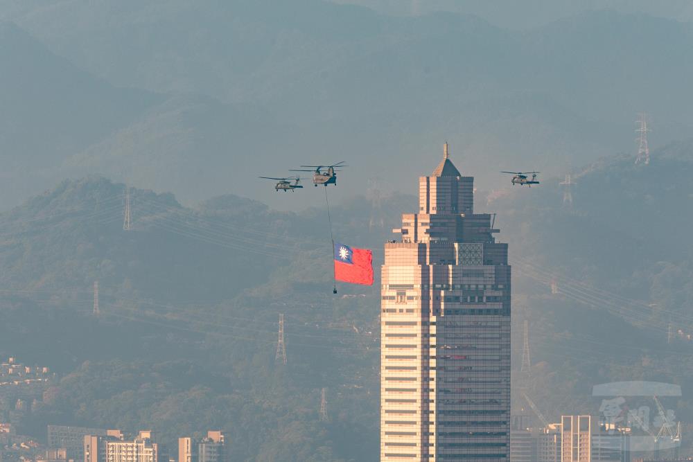 國旗機隊通過總統府上空。（軍聞社記者吳柏融攝）