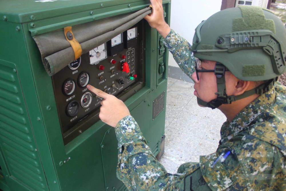 陸軍203旅官兵實施防災裝備檢整。(第四作戰區提供)