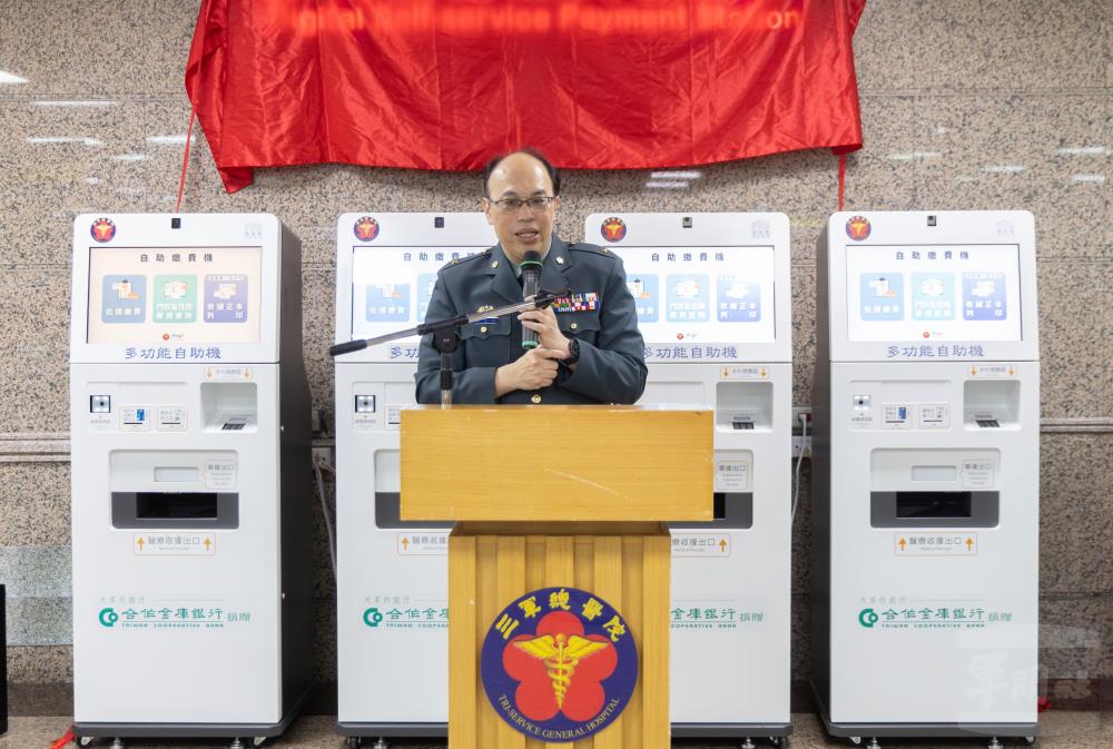 院長陳少將期勉三總就醫繳費流程更加快速、貼心。（軍聞社記者吳柏融攝）