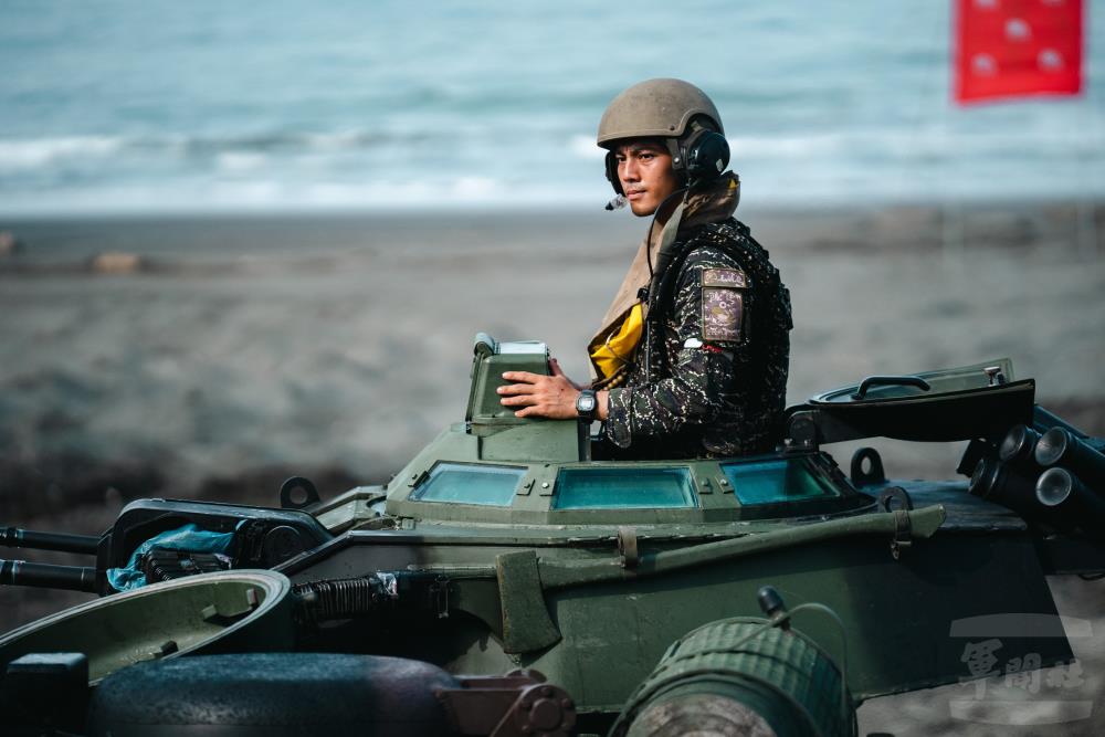 官兵操駕AAV7兩棲突擊車執行相關戰術動作。（軍聞社記者林庭暉攝）