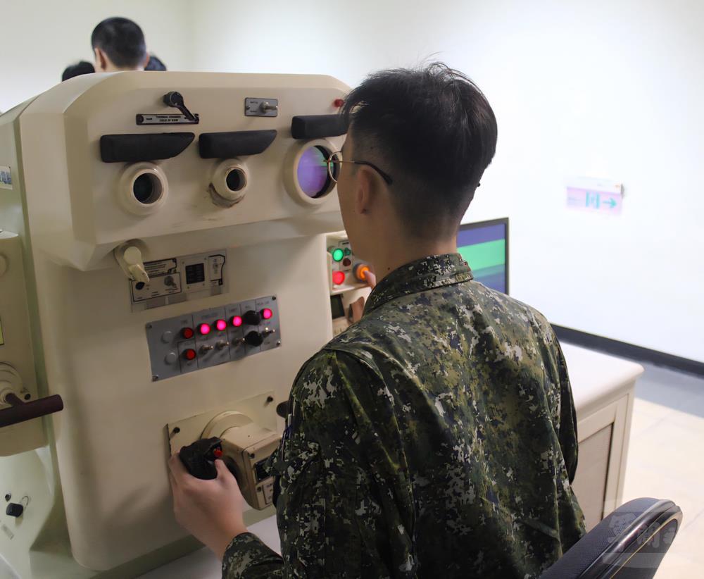 模擬器訓練有效增加學員對戰車「射控系統」的熟練度。(裝訓部提供) 模擬器訓練有效增加學員對戰車「射控系統」的熟練度。(裝訓部提供)