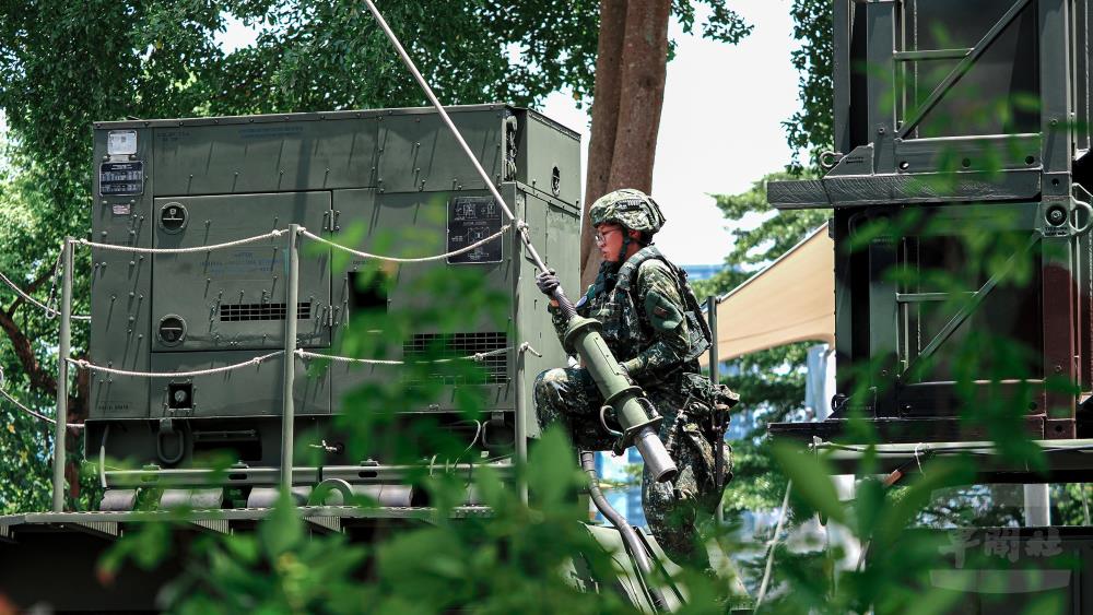 空軍防空部隊依令執行陣地轉移。（軍聞社記者陳軍均攝）