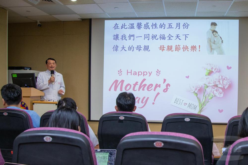 醫療團隊向全天下的媽媽們送上最誠摯的祝福。（軍聞社記者江騏安攝）